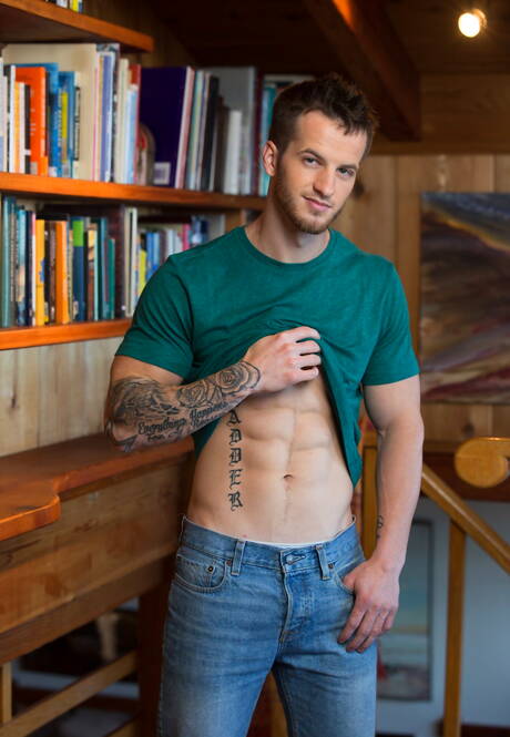 American pornstars beefcake Quentin Gainz and young Cameron Boyd fuck after dick sucking