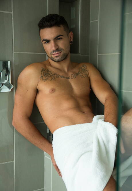 Nice american boys pretty boy Scotty Zee and hunky guy Ian Greene have a good sex in bathroom