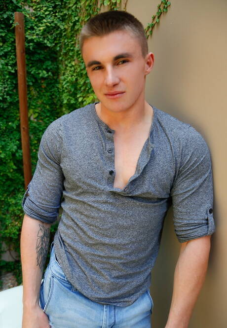 American bodybuilder Jake Davis and  Conan Mcguire fuck ass after sucking cock outdoor