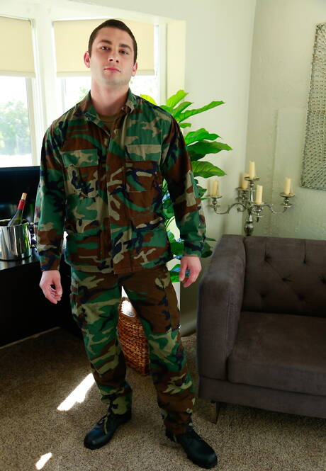 Pretty american guys strongman Johnny Riley and muscular Ethan Slade have a good sex