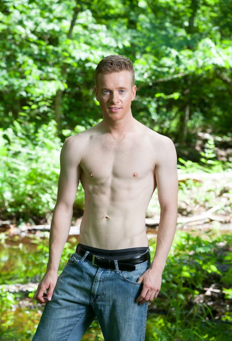 American young dude Liam Harkmore and beefcake Alexandre Greene posing nude outside