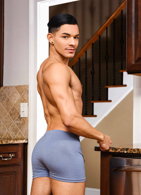 Beefcake Ethan and american husky guy Cliff Jensen fuck ass after sucking dick in the kitchen