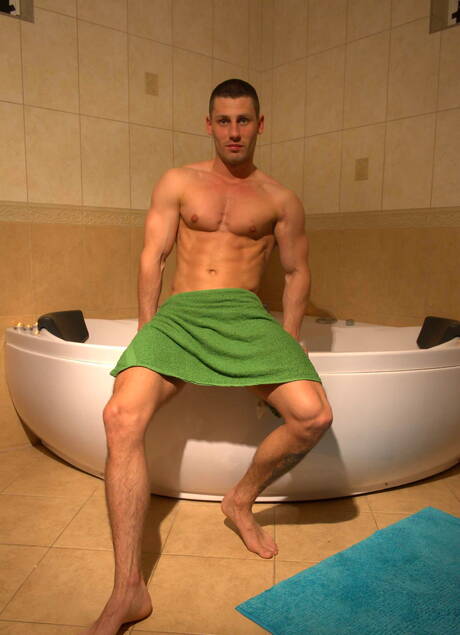 Beefcake David Sweet and superstud Mike have a hot sex in bath