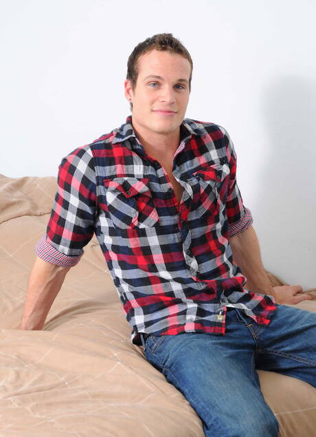 American pornstars hunky guy Chris Tyler and husky guy Luca Rosso fuck after blowjob