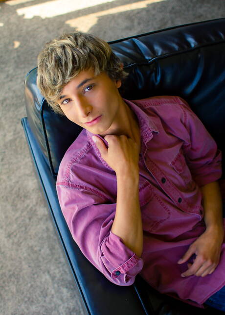 Hot buddies Max Carter, Stefan Nash and Mitch Hudson in hard threesome sex outside