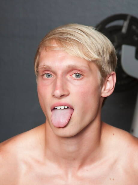 Pretty american boys muscular Max Carter and twink Keine Sorgen in blowjob scene