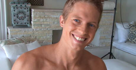 Russian hunky guy Yuri Alpatow teasing his cock