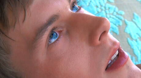 Czech husky guy Kevin Warhol playing with cock in shower