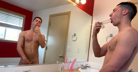American hunk Tristan Hunter jerking with dildo in bath
