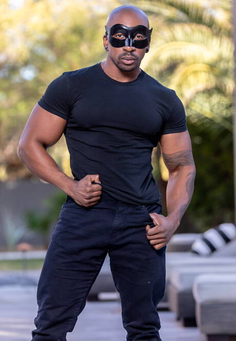 Two american dudes bull Max Konnor and young boy Derek Cline have a good anal sex outdoor