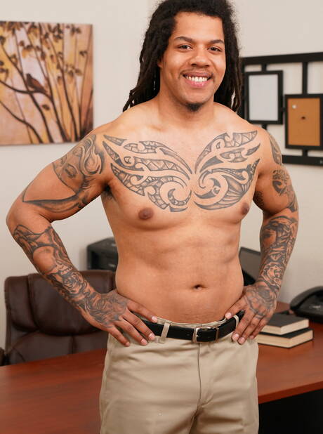 Sexy Floyd Johnson, Hunter Triad and Jacob Wolf have a good interracial threesome sex