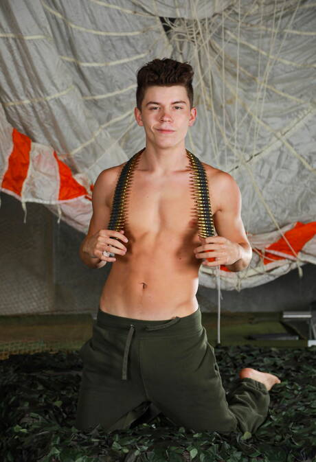 Twink Jonathan Tylor and american twink Drake Von drilling an ass