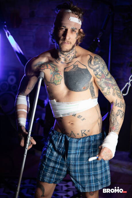 Canadian superstud Bo Sinn and canadian young Marco Bianchi have a good anal sex with fisting