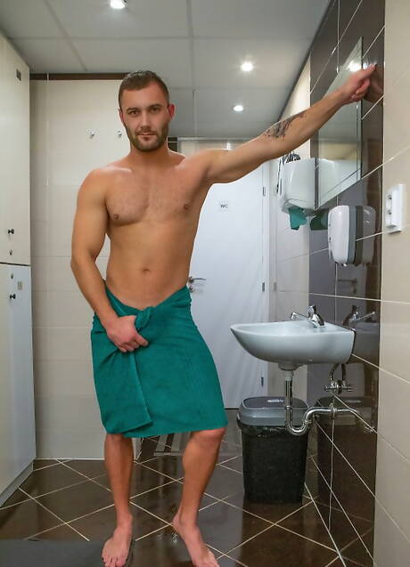 Beautiful trio Jennifer Mendez, Deon Fox and Daren D in threesome bi-fuck action in bathroom