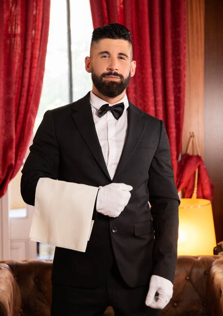 Muscular Sir Peter and muscular Justin Jett have a hot sex