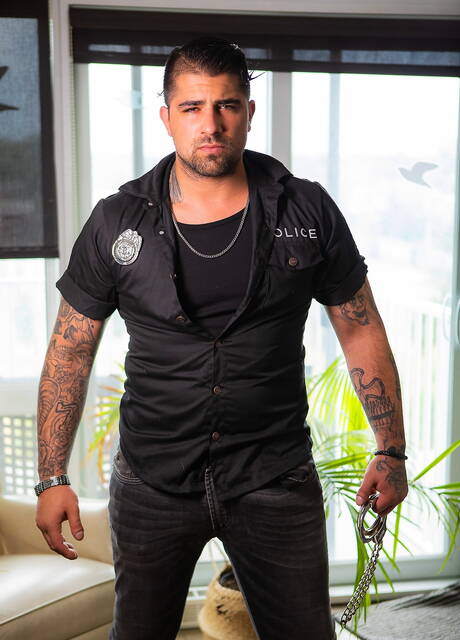 Canadian bull Ryan Bones and husky guy Harvey Sid have anal sex