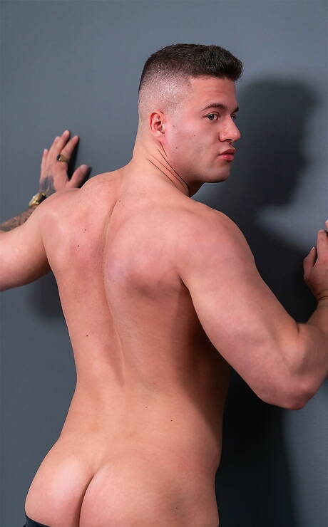 Canadian beefy Clark Delgaty and french otter Olivier Robert make a love