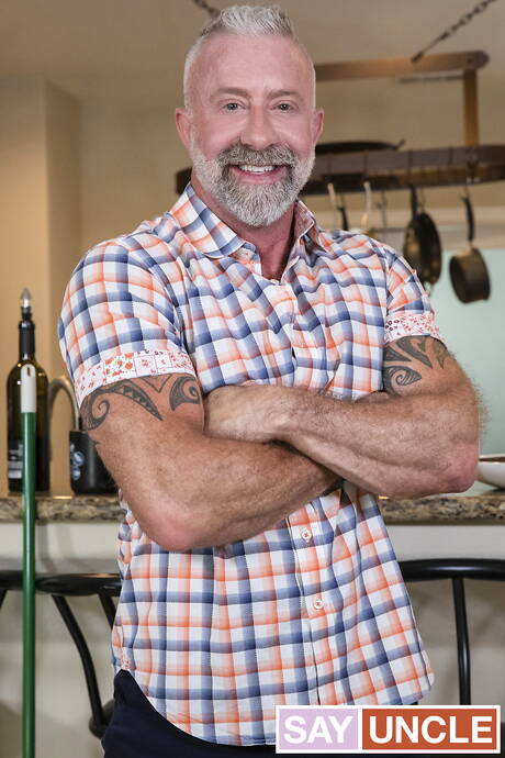 Sexy americans, well-built Casey Everett and bear Lance Charger in hot homosexual action in the kitchen