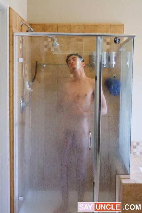 Two american dudes bull Muscled Madison and hot twink Donovin Rece love each other in bathroom