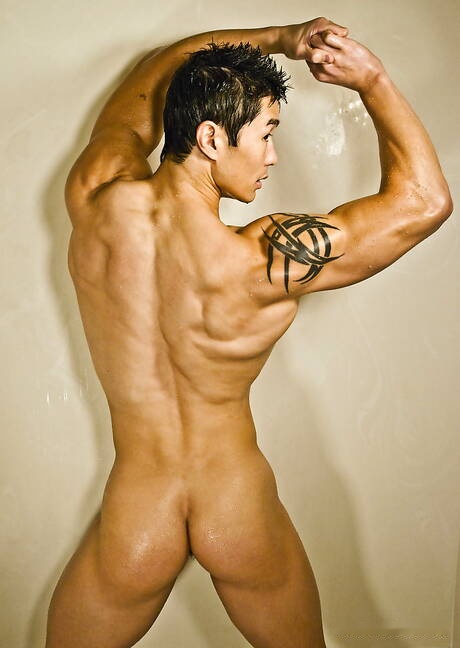 Asian bodybuilder Peter Le get naked and showing nice ass