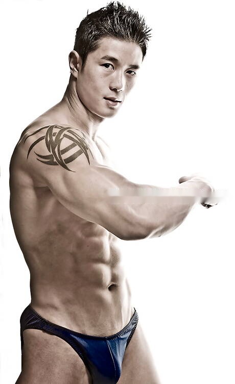 Oriental bodybuilder Peter Le get naked and showing hot butt