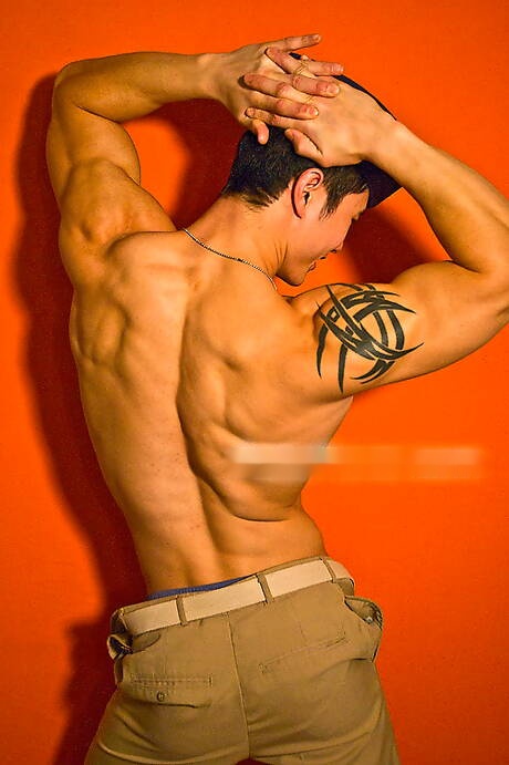 Asian bodybuilder Peter Le undressing and showing nice butt