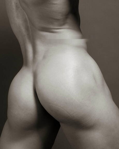 Asian bodybuilder Peter Le get naked and showing his ass in black white photos