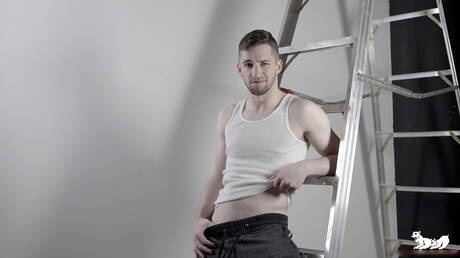 Canadian beefy Thyle Knoxx wanking with toy