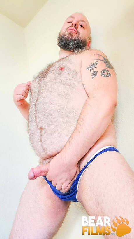 Bear Taylor Furr shows a perfect body