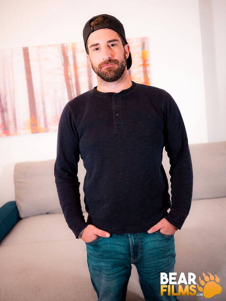 Gay bear Max Horss shows a beautiful body