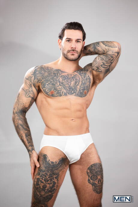 Latino beefcake Dann Grey and american bodybuilder Papi Kocic drilling an ass