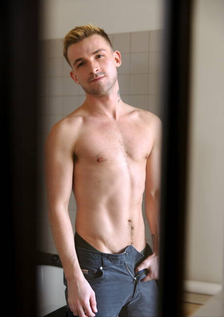 Hot american dudes twink Lane Colten and bodybuilder Tony Genius in interracial love