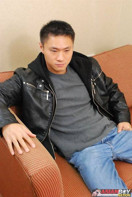 Asian stud Jason Lee jerk off his dick