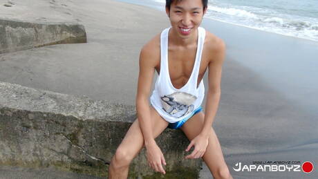 Asian hot twink Leo Ota posing nude after ocean beach walking
