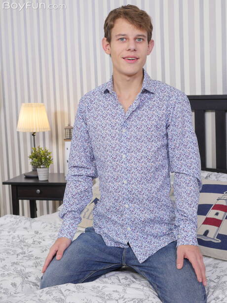 Young boy Ollie Barn posing naked and showing hot ass