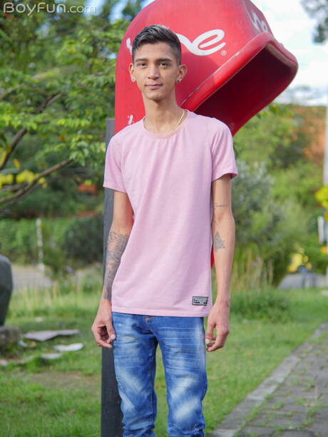 Latin young boy Nicolas Greey posing nude and showing hot ass outdoor