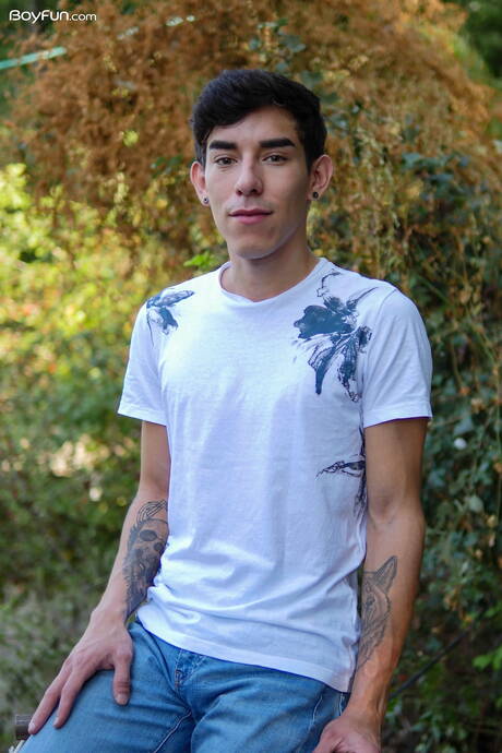 Latin twink Roman Capellini undressing and showing his ass outdoor