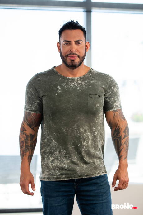 Latino bull Pietro Duarte and venezuelan strongman Viktor Rom banged each other